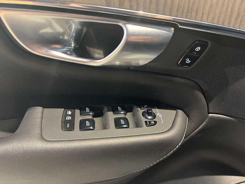 Volvo  T6 AWD Inscription (6-Seat)